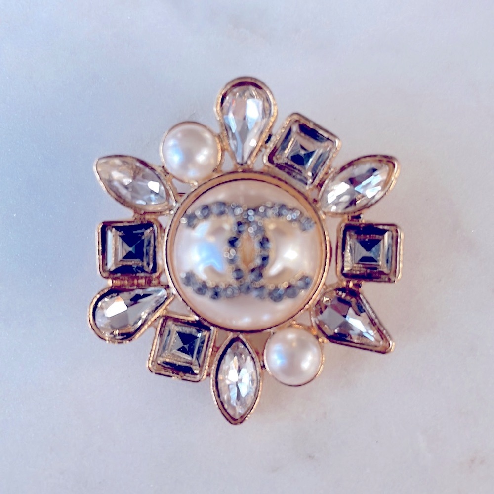 Goldtone brooch / pin